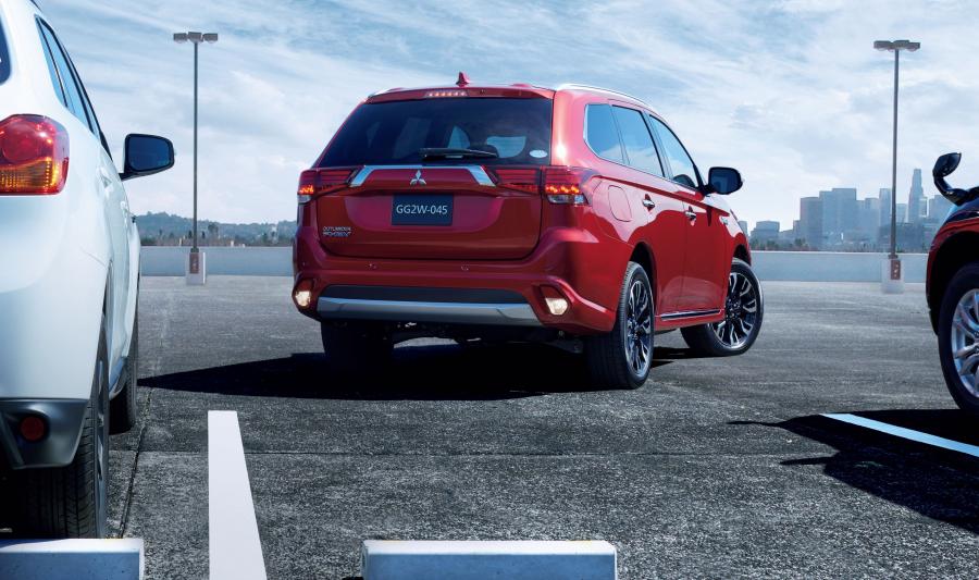  Mitsubishi Outlander PHEV 2015 года  (JP) (фото 8 из 19)